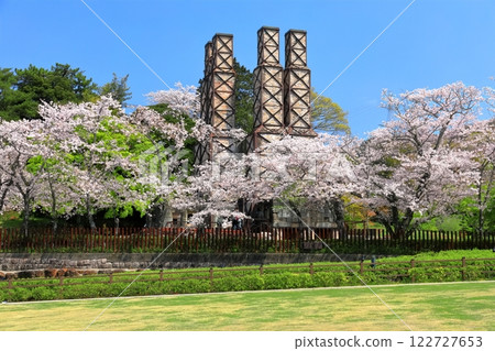 [Shizuoka Prefecture] Nirayama Reverberatory Furnace on a clear day and cherry blossoms in full bloom 122727653