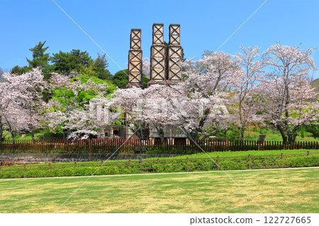 [Shizuoka Prefecture] Nirayama Reverberatory Furnace on a clear day and cherry blossoms in full bloom 122727665