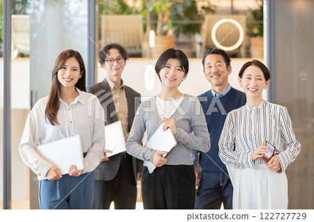 在設計師辦公室工作的人 122727729
