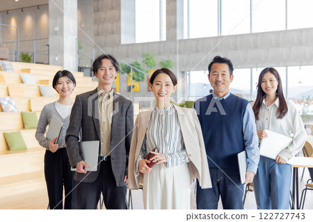 在設計師辦公室工作的人 122727743