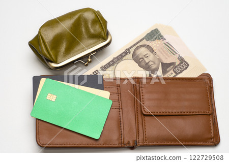 A purse, a wallet, cards, and the new 10,000 yen bill 122729508