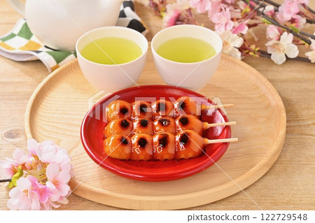 御手洗團子是經典的日本甜點。醬汁餃子。 122729548