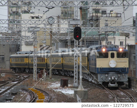 Salon car Asakaze, pulled by EF65, arrives at Shimonoseki Station Salon car Asakaze, pulled by EF65, arrives at Shimonoseki Station 122729573