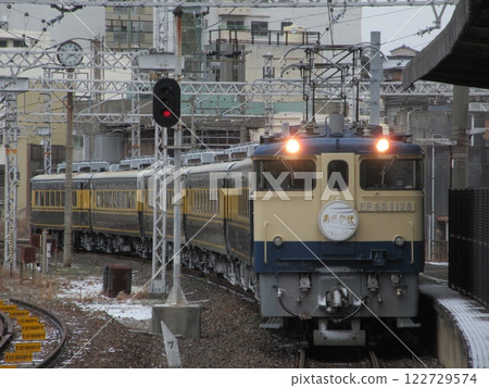 Salon car Asakaze, pulled by EF65, arrives at Shimonoseki Station 122729574