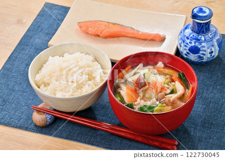 Miso soup and pork soup with lots of ingredients. The ingredients are Chinese cabbage, pork, Kujo green onions, carrots, shiitake mushrooms, shimeji mushrooms, onions, and tofu. Miso soup and pork soup with lots of ingredients. The ingredients are Chinese cabbage, pork, Kujo green onions, carrots, shiitake mushrooms, shimeji mushrooms, onions, and tofu. 122730045