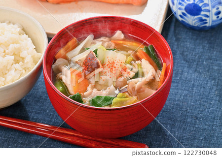 Miso soup and pork soup with lots of ingredients. The ingredients are Chinese cabbage, pork, Kujo green onions, carrots, shiitake mushrooms, shimeji mushrooms, onions, and tofu. 122730048