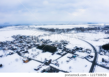 Snow-covered town on the west side of Lake Biwa in Shiga Prefecture, photographed by drone 122730650