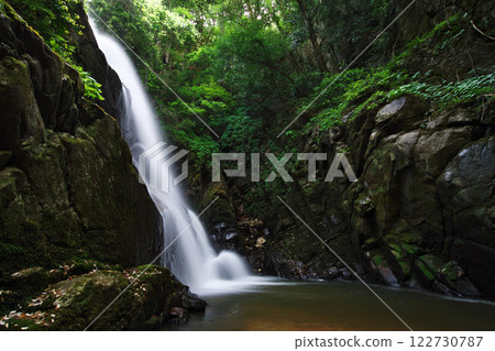 初夏陽光下閃閃發光的雲見瀑布（雲南市） 122730787