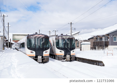 [Takayama Main Line] Limited Express Hida changing trains at Hida-Kokufu Station 122731066