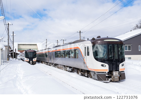 [Takayama Main Line] Limited Express Hida changing trains at Hida-Kokufu Station 122731076