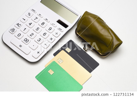 計算機、錢包和各種等級的卡片 122731134