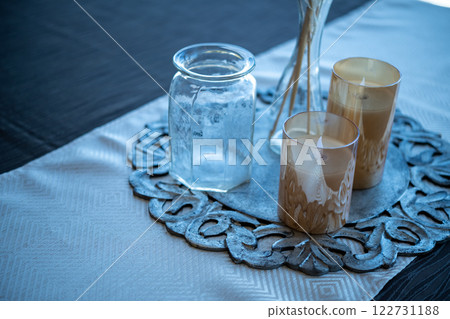 桌上玻璃杯中的蠟燭 桌上玻璃杯中的蠟燭 122731188