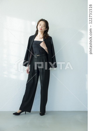 穿黑西裝的中年婦女 122731516