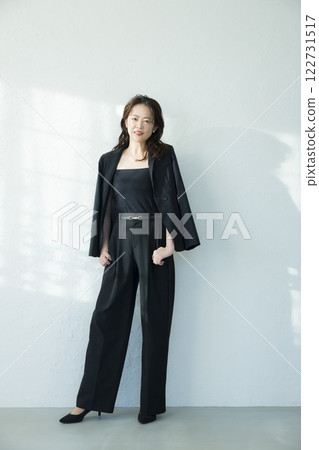 穿黑西裝的中年婦女 122731517