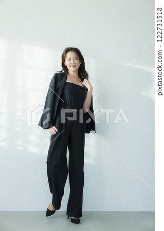 穿黑西裝的中年婦女 122731518