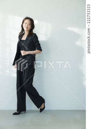 穿黑西裝的中年婦女 122731523