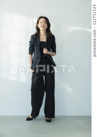 穿黑西裝的中年婦女 122731524