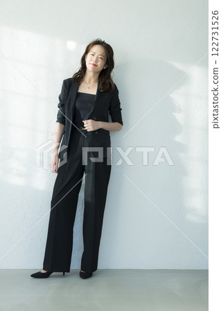穿黑西裝的中年婦女 122731526