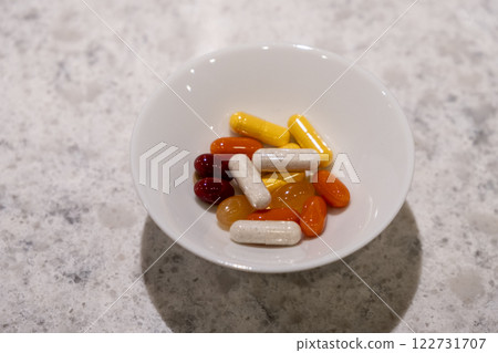 盛有彩色補品和保健品的白盤 122731707
