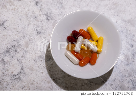 盛有彩色補品和保健品的白盤 122731708