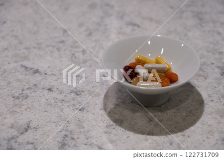 盛有彩色補品和保健品的白盤 122731709