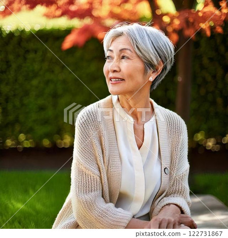 一位老婦人正在享受優雅的退休生活 一位老婦人正在享受優雅的退休生活 122731867