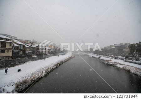 從四條大橋望去鴨川白雪皚皚 122731944