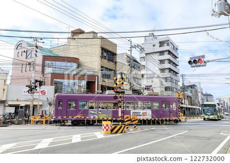 京福電鐵、Mobo 101 系列列車穿過西之院鐵路道口 122732000