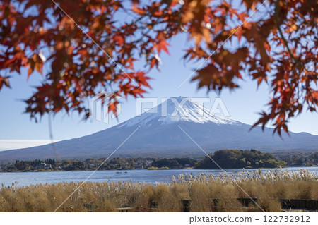 Snow-capped Mt. Yotei in autumn as seen from Lake Yamanaka with autumn leaves 122732912