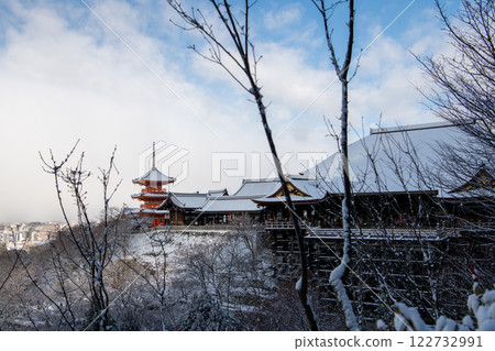 The main hall and three-story pagoda of Kiyomizu-dera Temple covered in snow 122732991