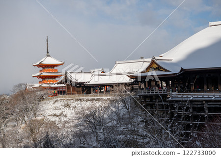 被大雪覆蓋的清水寺本殿和三重塔 被大雪覆蓋的清水寺本殿和三重塔 122733000