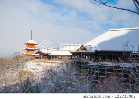 The main hall and three-story pagoda of Kiyomizu-dera Temple covered in snow The main hall and three-story pagoda of Kiyomizu-dera Temple covered in snow 122733002