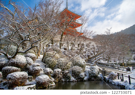Three-story pagoda at Kiyomizu-dera Temple in winter Three-story pagoda at Kiyomizu-dera Temple in winter 122733071