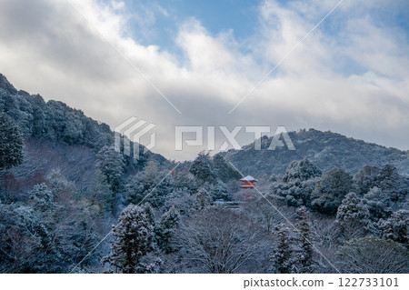 Snow-covered Koyasu Pagoda at Kiyomizu-dera Temple Snow-covered Koyasu Pagoda at Kiyomizu-dera Temple 122733101