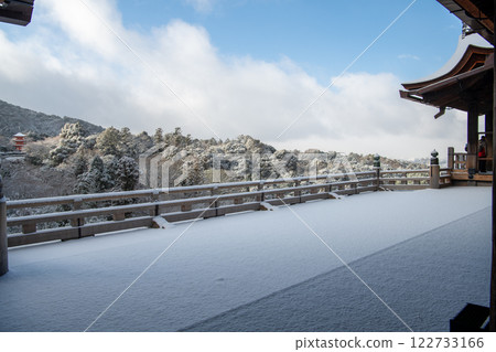 The snow-covered stage at Kiyomizu 122733166