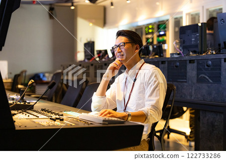 A man working at a TV station 122733286