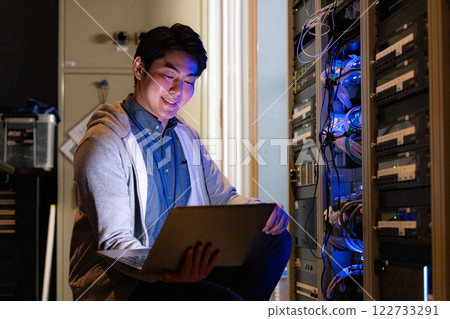 伺服器機房男工程師 伺服器機房男工程師 122733291