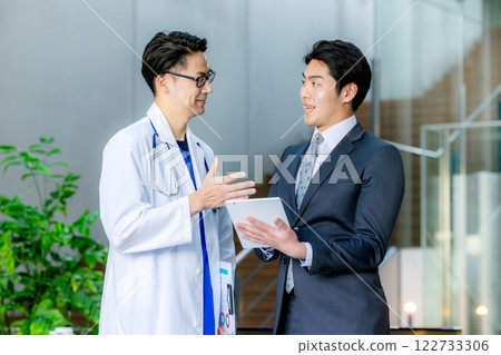 醫生在醫院開會 醫生在醫院開會 122733306