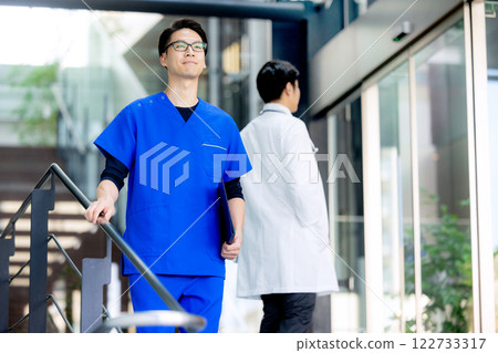 年輕的醫生和護士在醫院工作 122733317