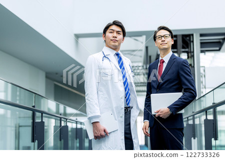 身穿白大褂的醫生和商人在醫院開會 122733326