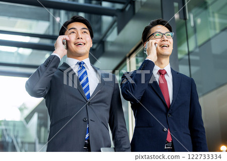 一個穿著西裝的男人拿著智能手機 122733334