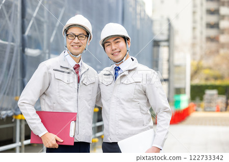 穿著工作服的總承包商 122733342