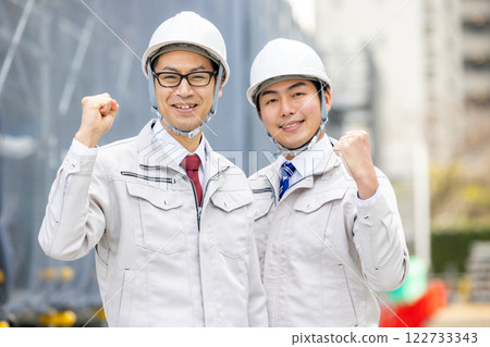 穿著工作服的總承包商 穿著工作服的總承包商 122733343