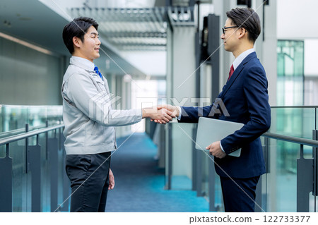 握手：一個穿工作服的男人和一個穿西裝的男人 122733377