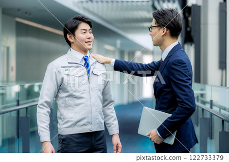 一個穿著工作服的男人 122733379