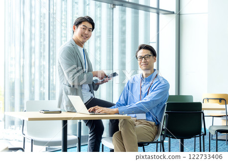 Men working in the office 122733406
