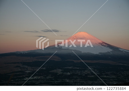 從乙女嶺眺望冬季的富士山 122735884