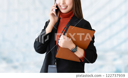 Smiling woman/businesswoman talking on smartphone Smiling woman/businesswoman talking on smartphone 122737939