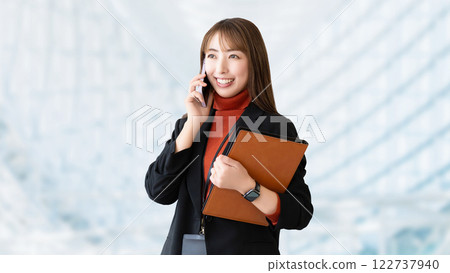 微笑的女人/女商人在智慧型手機上交談 微笑的女人/女商人在智慧型手機上交談 122737940