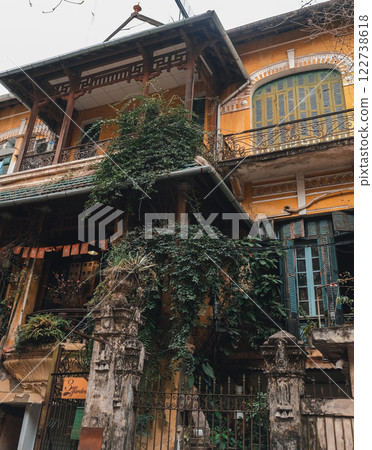 Charming and Picturesque Vintage Colonial Architecture Surrounded by Lush Greenery Charming and Picturesque Vintage Colonial Architecture Surrounded by Lush Greenery 122738618
